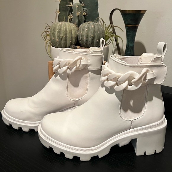 WHITE STEVE MADDEN CHAIN BOOTIES SIZE 7 - Picture 1 of 3